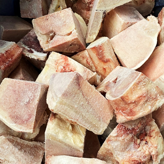 【限定20個】北海道オーガニックビーフの牛骨 約1kg(骨の大きさ15㎝から25㎝) ボーンブロス用